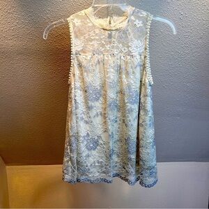 TAYLOR & SAGE Floral Lace Baby Doll Sleeveless Top w/gathered yoke. Blue & Cream